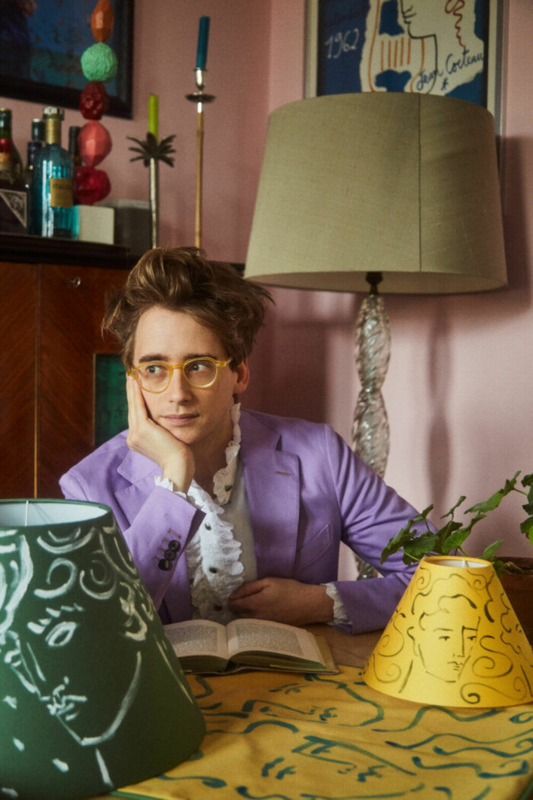 Luke Edward Hall med sina handmålade lampskärmar. Foto: Svenskt tenn Luke Edward Hall med sina handmålade lampskärmar.