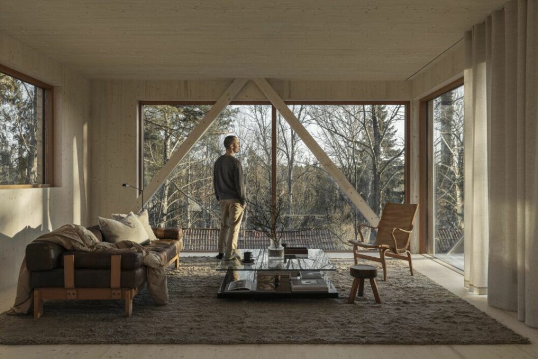 Dagbädd, soffbord och Bruno Mathsson-stol från Temporärt, pall AML Stool från Frama. Matta Long pile linen, Roots living. Gardiner Sea tillverkade av plast från haven, Luxaflex. I soffan, kuddar i Linne från Astrid textiles och Återfött duntäcke från Reborn in color. Vas Kolonn från Skruf, Norrgavel. Vintagekeramik Ruska, CSA show & shop. Bricka Geta board and tray, Dry studios. Golvlampa Daphne från Lumina.