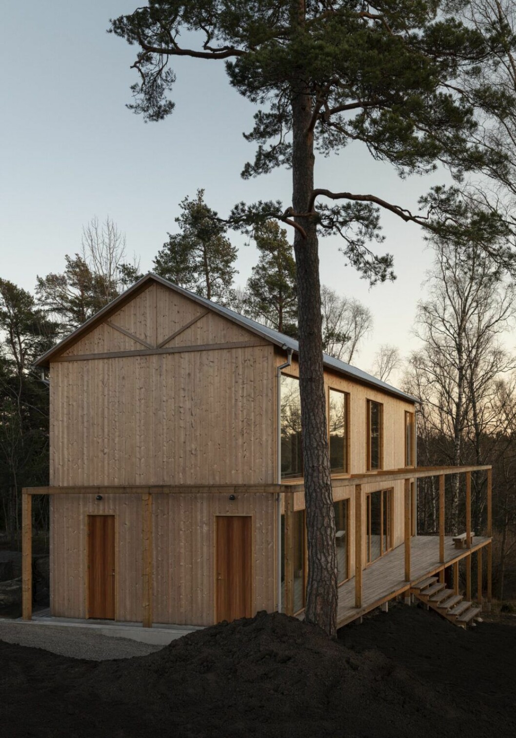 Huset står till hälften på plintar för att använda så lite betong som möjligt och för att minimera ingreppet i landskapet och den omkringliggande naturen.