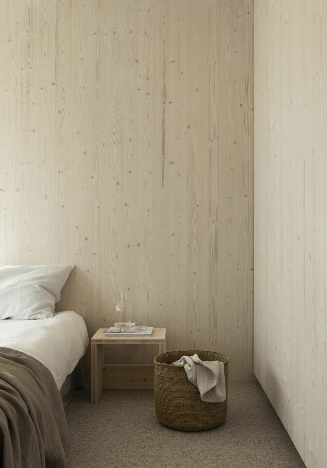Sängbord byggt i spillmaterial från huset. Sängkläder i linne från Norrgavel. Överkast uppsytt i textil från Astrid textile, karaff och glas, Hope x CSA, korg Afroart.