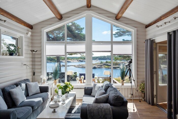 Elegant inredning och ljus interiör. Foto: Tomas Gillberg Sommarstuga i Strömstad.