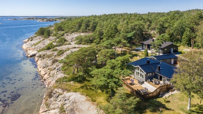Underbart läge vid glittrande vattnet. Foto: Tomas Gillberg Sommarstuga i Strömstad.