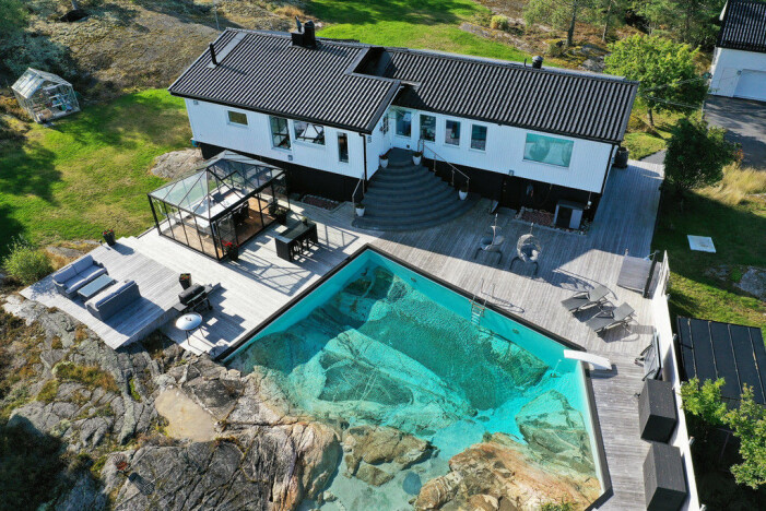 Den fantastiska poolen i natursten är något utöver det vanliga. Lyxigt 50-talshus i Tyresö
