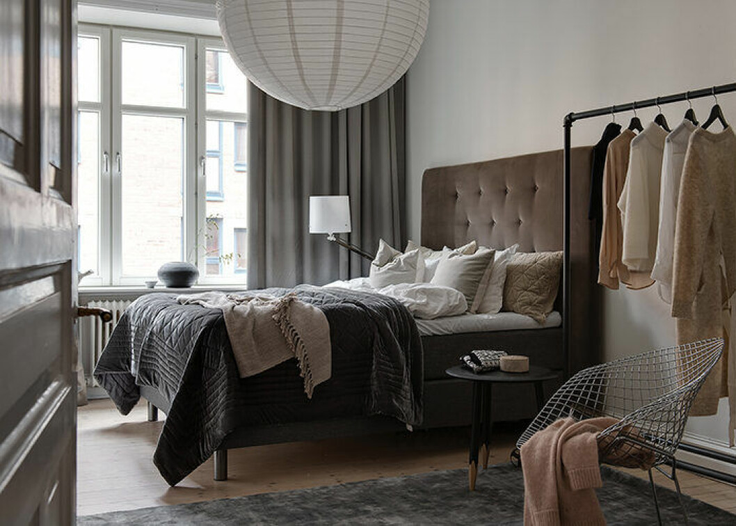 Foto: Fredrik J Karlsson Styling: Emma Fischer/Emma Hos för Alvhem/mäklare: Sofia Vansvik Lyxigt sovrum i hotellstil med textilier i lager på lager