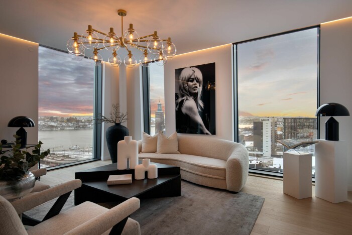 Ett vardagsrum med stark internationell känsla, något som genomsyrar hela lägenheten. Styling står Styling Vision Sweden för. Lyxigt vardagsrum i Continental apartments
