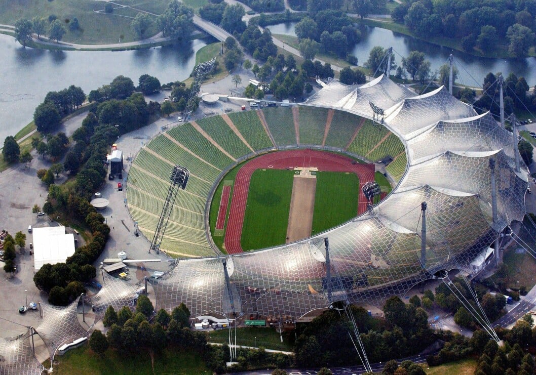 Drönarbild av tältliknande Olympia Park. Münchens Olympiastadium, OS München 1972