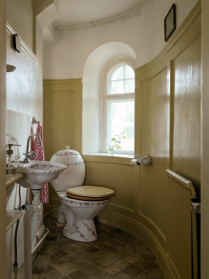 Ländlicher Charme prägt das gesamte Haus, auch das Badezimmer. Jugendvilla in Flen in Sörmland, ländlich