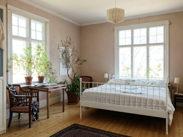 Eines der Schlafzimmer ist in einer natürlichen und alten rosa Farbpalette gehalten. Jugendvilla in Flen in Sörmland, Schlafzimmer