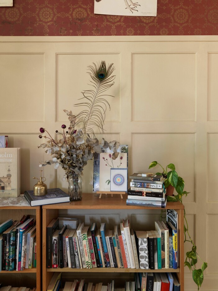 Kleine Heimbibliothek mit üppigen Elementen. Jugendvilla in Flen in Sörmland, Stillleben