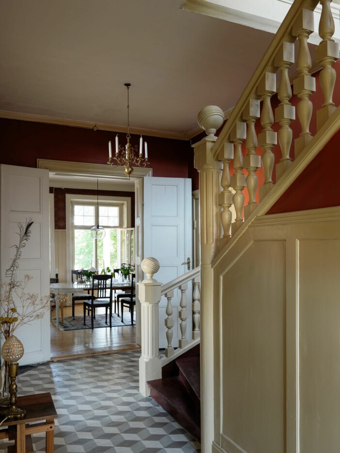 Die mächtige Treppe ist ein unschlagbarer Blickfang in der Villa. Jugendvilla in Flen in Sörmland, Treppen