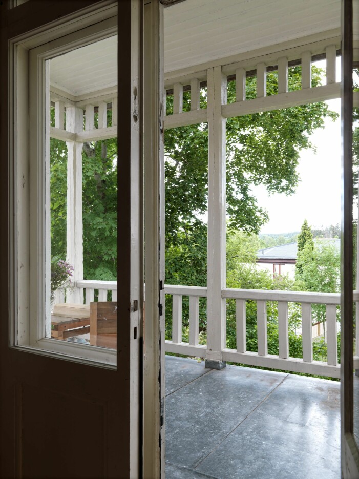 Lassen Sie Luft ein und genießen Sie das ruhige Grün zum Greifen nah. Jugendvilla in Flen in Sörmland, Terrasse