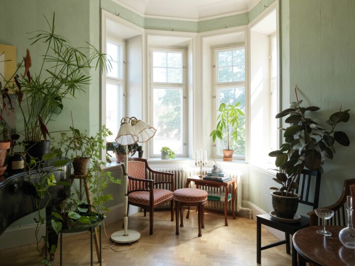 Gemütliche Ecke umgeben von üppigen Pflanzen direkt neben den Fenstern. Jugendvilla in Flen in Sörmland, Wohnzimmer