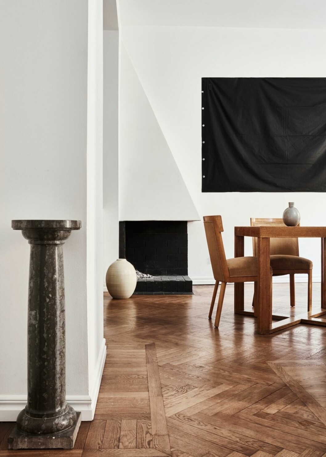 Piedestal i marmor, vas på golvet av Gertrud Lönegren, coctail shaker på bordet av Björn Trädgårdh för Svenskt Tenn, bord av Eliel Saarinen för Boman och stolar av Carl Bergsten för Nordiska Kompaniet. Allt från Jacksons. På väggen Magnibergs påslakan Mother i svart poplin av egyptisk bomull.
