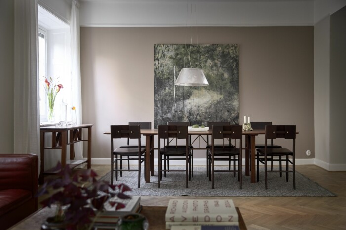 Magnifik matsal. Matsalsbordet har Annas pappa Åke Axelsson designat, liksom sidobordet. Stolarna är David Ericssons Madonna 1 för Gärsnäs. Taklampa, Foscarini. Konstverk av Annas syster, konstnären Katarina Axelsson, verksam i Frankrike. Matta, Kasthall. Magnifik matsal hemma hos Anna och Dag Klockby