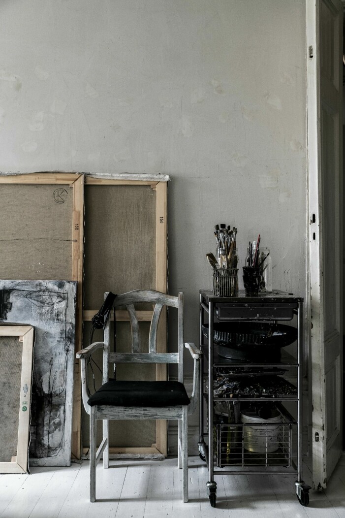 I konstnären och inredaren Carola Kastmans hem går inredningen och konsten hand i hand. En lugn bas, med en dramatisk svärta som tyngd. Målarstudio.