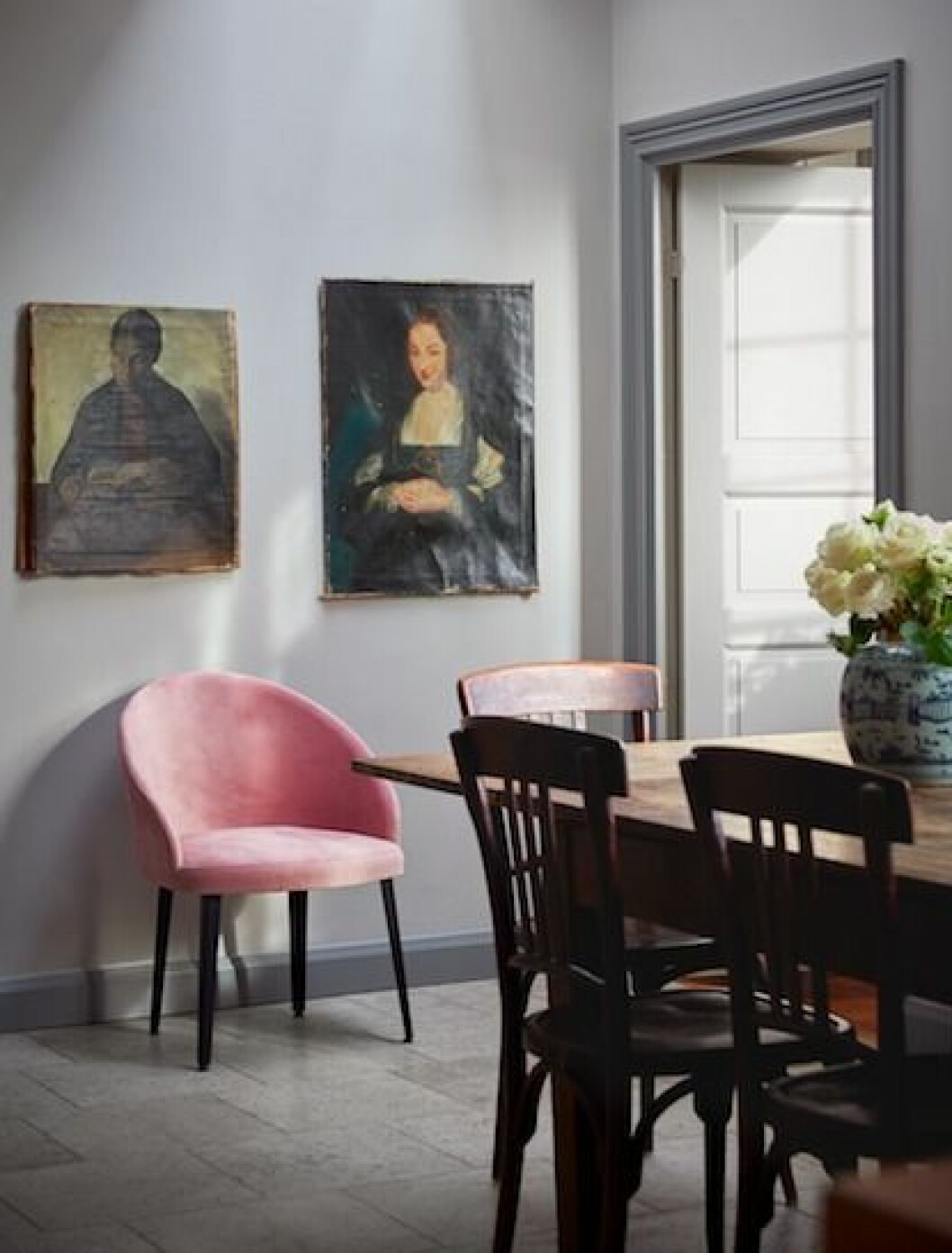 Layered Lounge Chair Powder Pink. Antikt matbord.