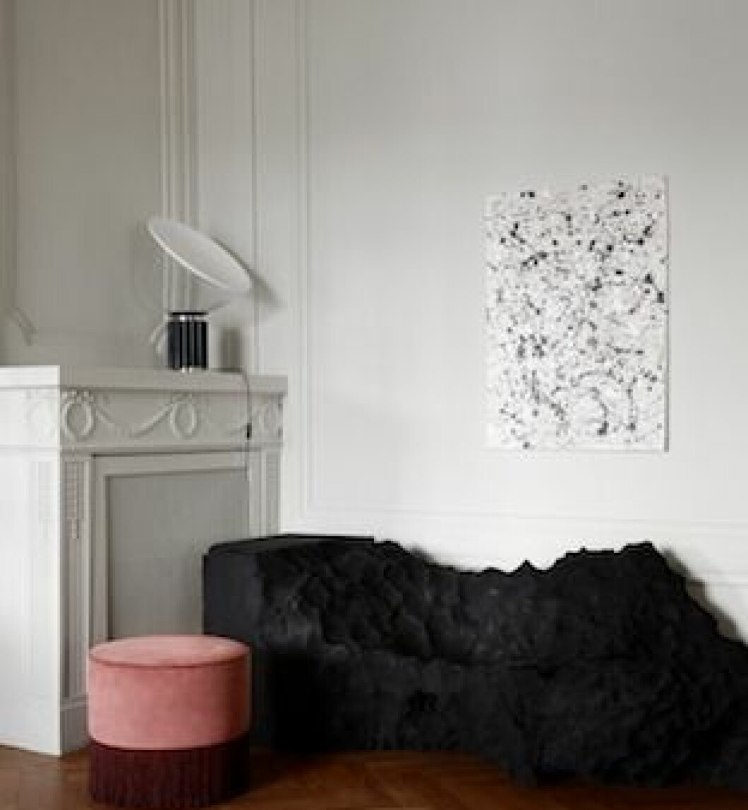 Skulptur av konstnären Michel Bussien och Layered French Pouf Burnt Rose.