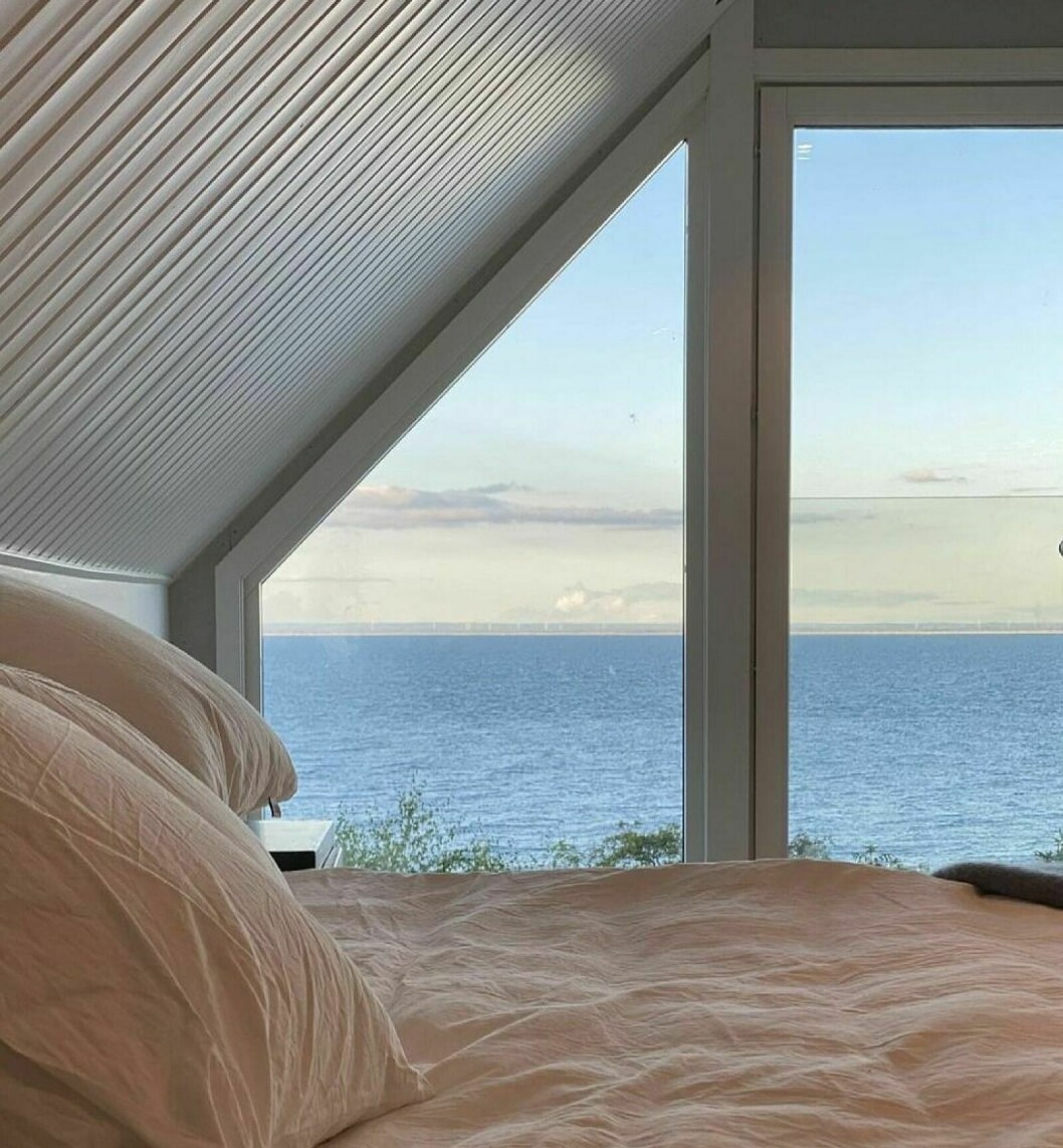 Sovrummet efter renoveringen. Tänk att få vakna till den där utsikten va! Måns och Ciara Zelmerlöw visar upp huset i Sverige efter renoveringen
