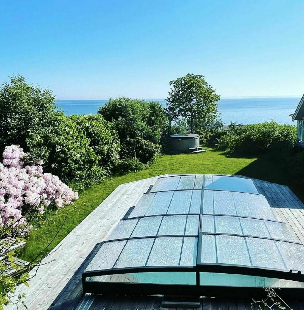 En fantastisk pool på trädgården. Måns och Ciara Zelmerlöw visar upp huset i Sverige efter renoveringen