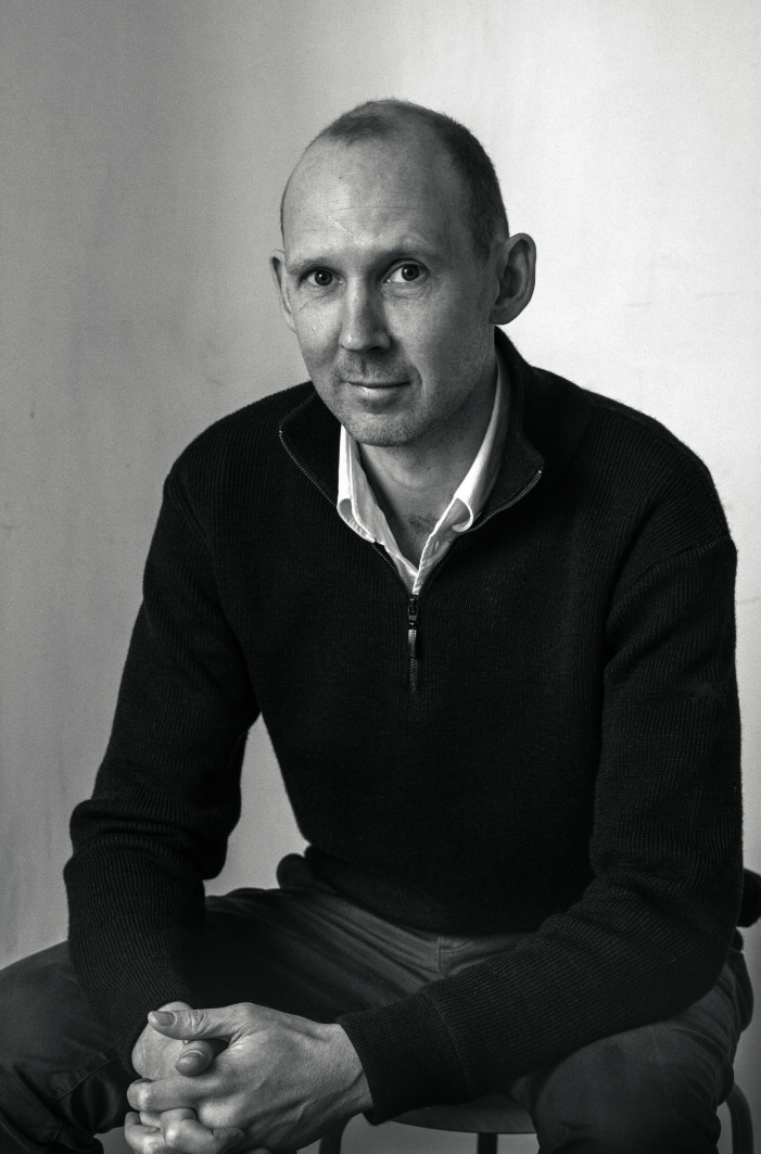Måns Tham. Ålder: 43 år. <br>Gör: Arkitekt och stadsplanerare, driver Måns Tham arkitektkontor. <br>Om: Måns Tham jobbar i flera skalor, från inredning via villor och renoveringar till stadsplansprojekt. Han uppmärksammades redan som student vid arkitektskolan i Lund när hans examensarbete, ett spektakulärt ombyggnadsförslag för Slussen i Stockholm, hyllades av Konstakademin i Stockholm. Sedan dess har han fortsatt att bidra till den svenska arkitekturdebatten, bland annat genom sitt miljömedvetna containerhus utanför Stockholm (nominerat till Ung svensk arkitektur 2019). Hans medverkan i Grand designs Sverige (2020) gav honom hans stora publika genombrott. Måns Tham.