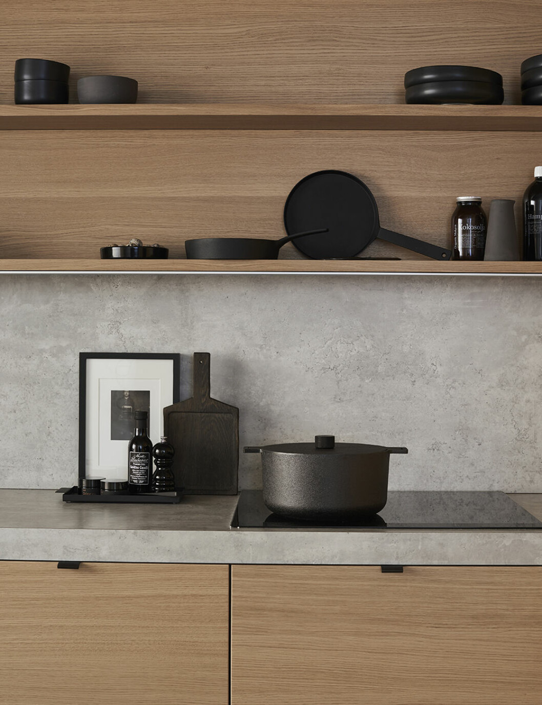 Det är snyggt att låta bänkskiva och stänkskydd gå i samma material. Foto: Pia Ulin Styling: Lotta Agaton för Marbodal Kök med stenskiva och träskåp från Marbodal