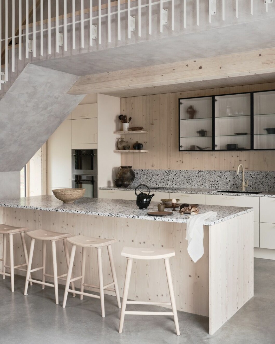 Kök av Marbodal och Toniton, hemma hos arkitekten Edd Rushton, ett hem som syntes i <em>Grand Designs Sverige</em> 2022. Marbodal x Toniton kök hemma hos arkitekt i Grand Designs Sverige