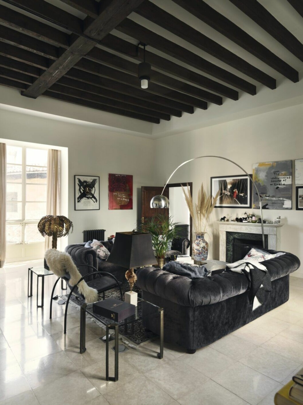 I vardagsrummet har Marcus kombinerat den nya Chesterfieldsoffan med äldre originaldesign som bröderna Catiglionis golvlampa Arco för Flos, Palm tree från Maison Jansen och Shell lamp från Maison Charles. Mellan sidoborden av Peter Ghyczy står Jonas Bohlins fåtölj Paris, designad 1999.