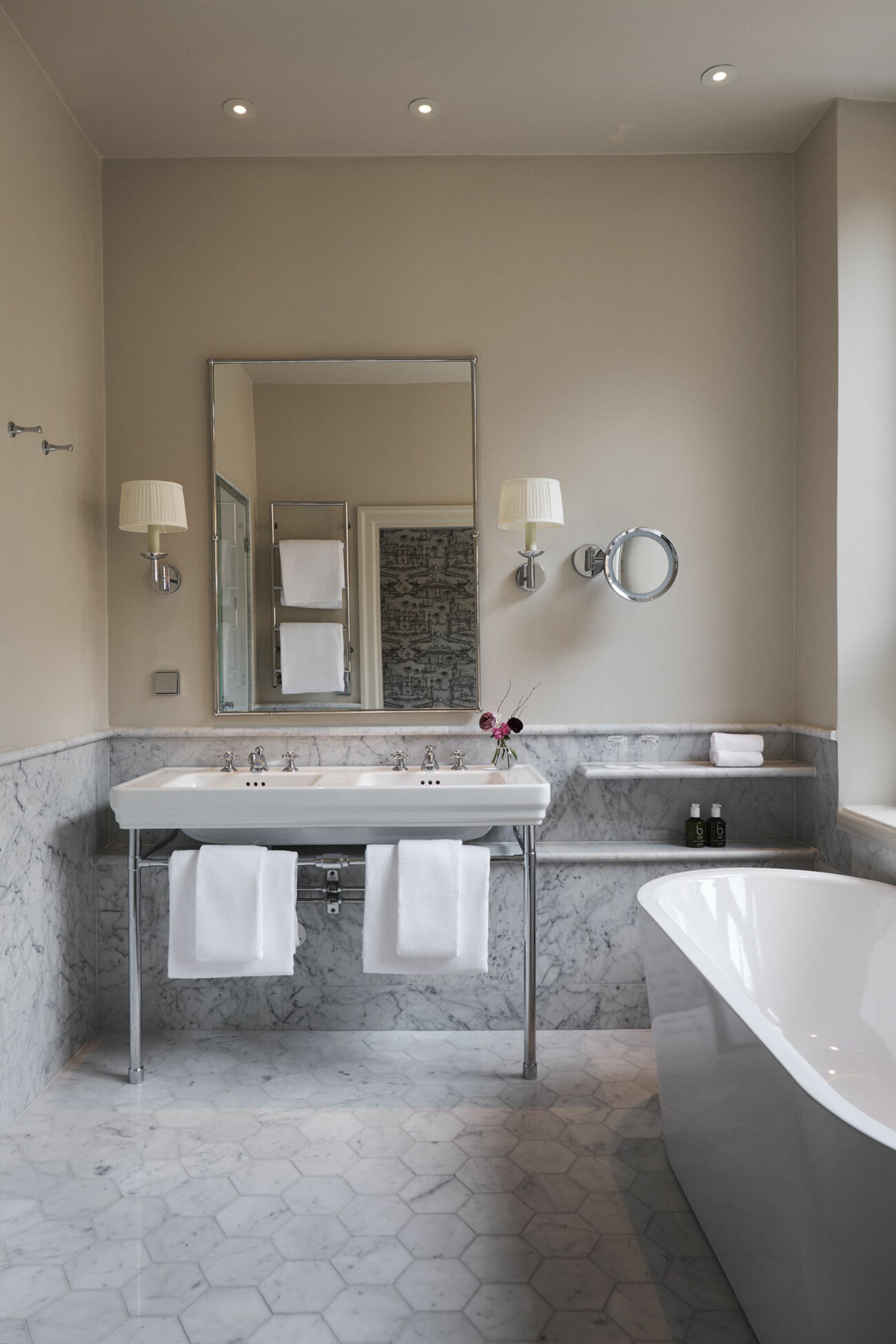 Hotellrummen på Villa Dagmar erbjuder elegans och generösa badrum