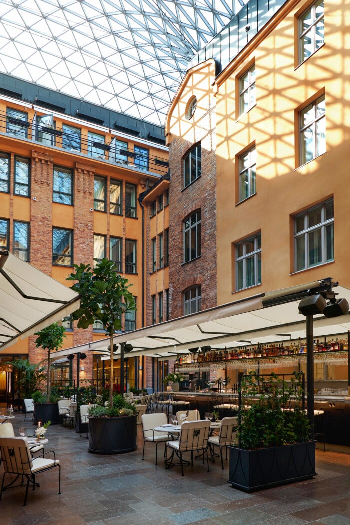 Den fantastiska innergården med mat- och vinbar och restaurang. Villa Dagmars fantastiska innergård under det arkitektritade glastaket
