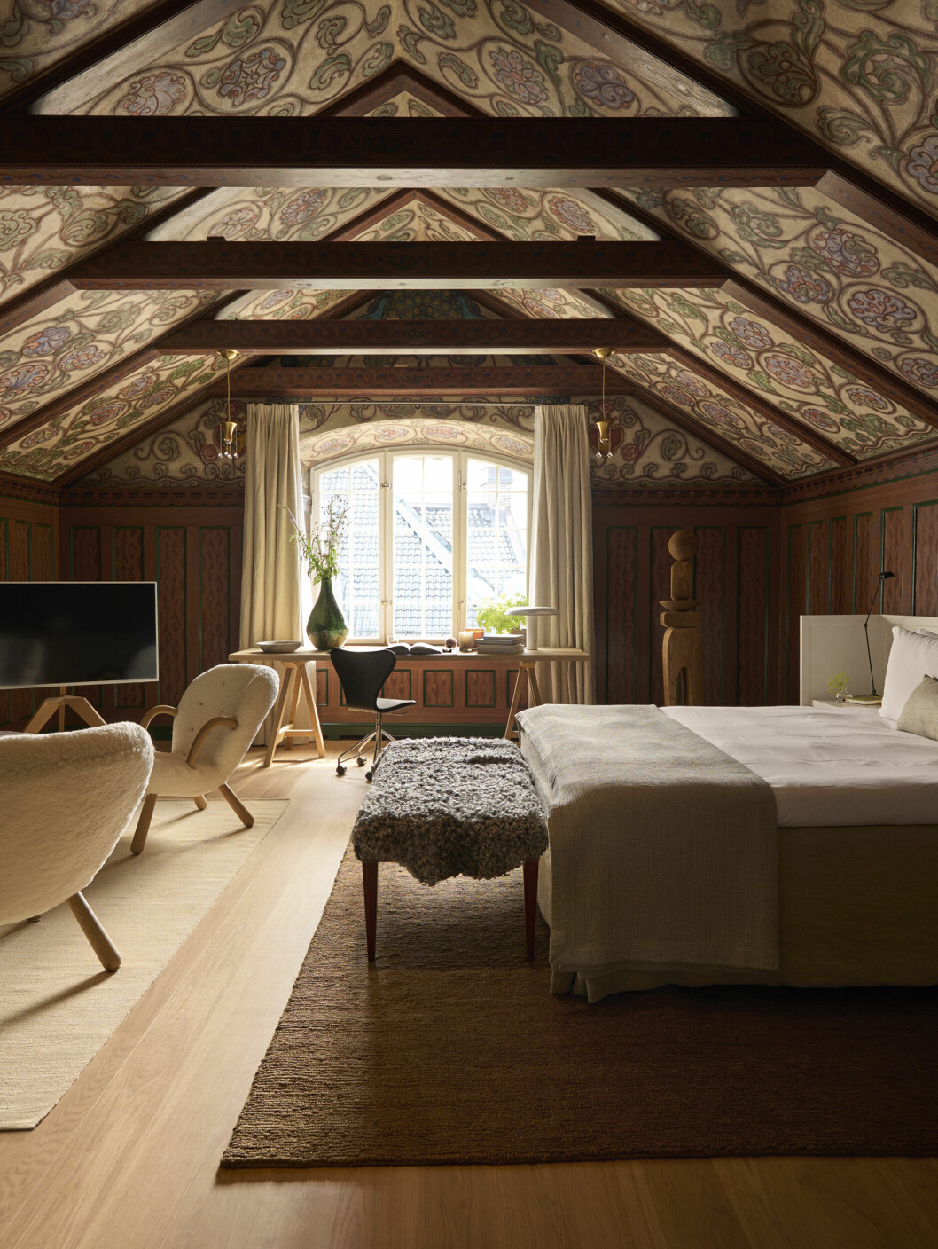 Nationalromantik deluxe. Vindssviten med takmålningar i original och utsikt över Lärkstans takåsar.