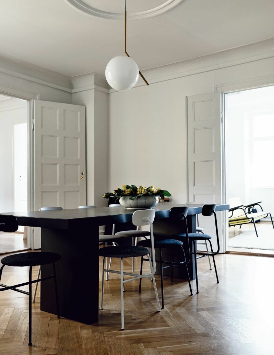 Matrummet är lägenhetens hjärta. Takpendel av Michael Anastassiades från Flos, stolar från Menu. Vikvägg från Frama.