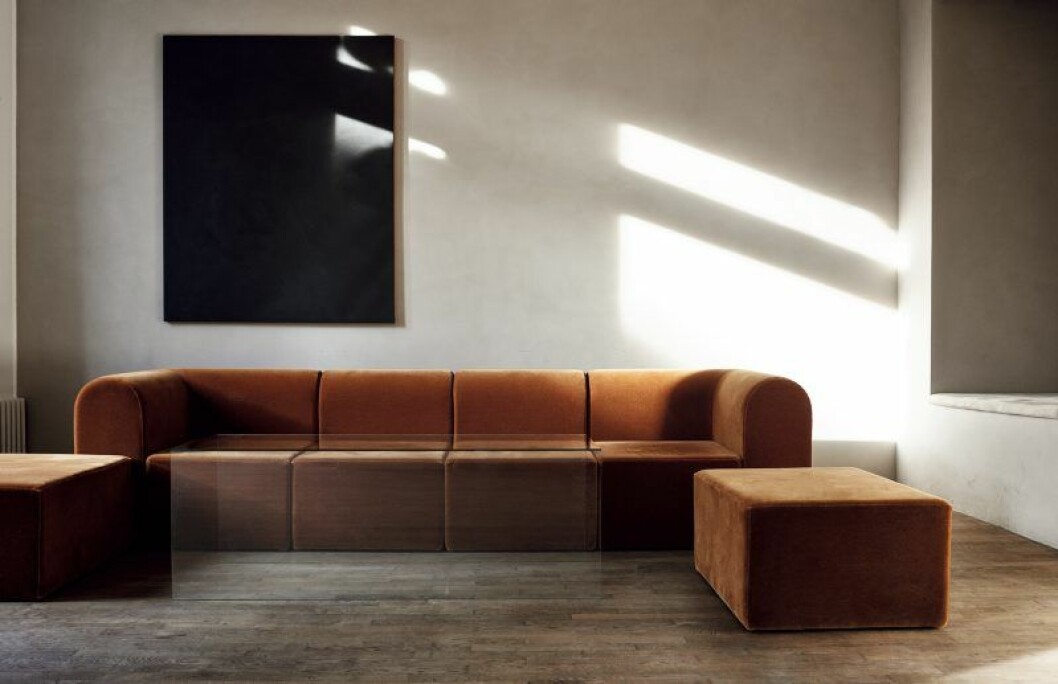 Kinfolks showroom och kontor på Kongens nytorv i Köpenhamn öppnade för sex månader sedan efter omfattande renovering och inredning av Norm architects. Soffa från Paustian klädd i tyg av Raf Simons för Kvadrat. Väggfärg Smooth Beach från Kabe.