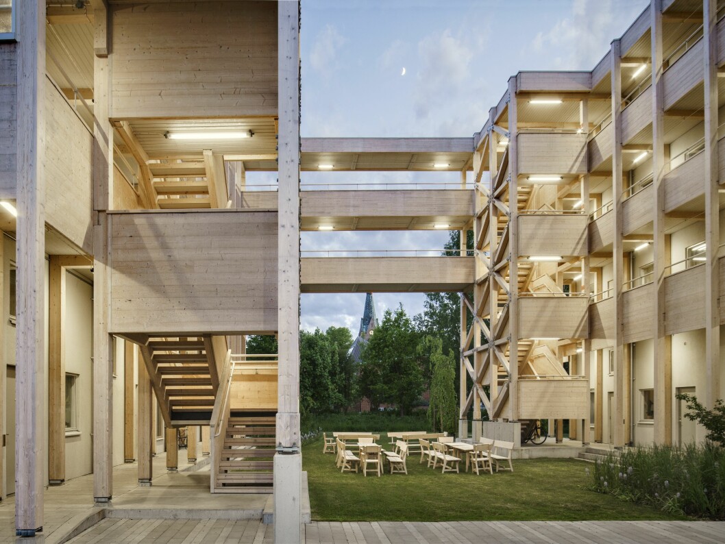 Invid Ljuraparken i Norrköping ritar Marge arkitekter för Conlegas räkning ett flerbostadshus i massivträ. Projektet är med i utställningen Woodlife Sweden – på Form Design Center till 15 augusti. Foto: Johan Fowelin Marge arkitekter för Conlegas räkning ett flerbostadshus i massivträ.