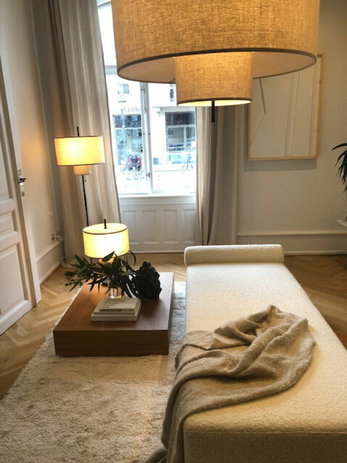 Rykande aktuella lamporna Margin av John Astbury för New works. Showroomet är stylat av Lotta Agaton. Margin New works