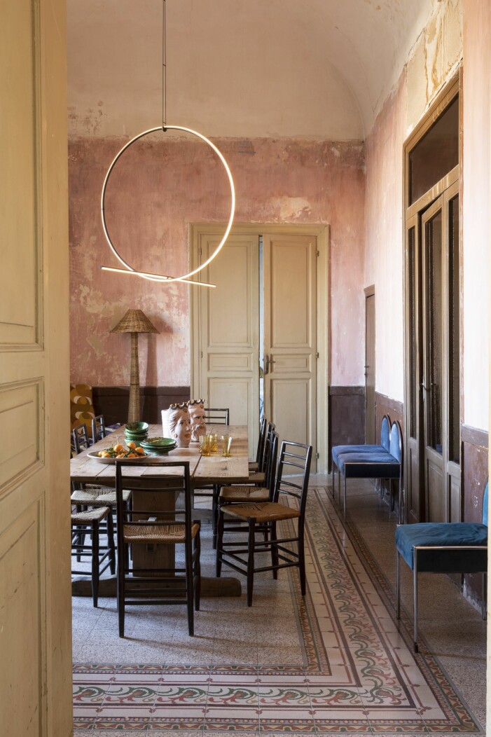 Matrummets svenska allmogebord och stolar är köpta genom Martin Enget/Blå hallen. Taklampa, Michael Anastassiades för Flos. Blå sammetsstolar från loppmarknaden i Palermo. Matsalen i Palazzo Cirillo
