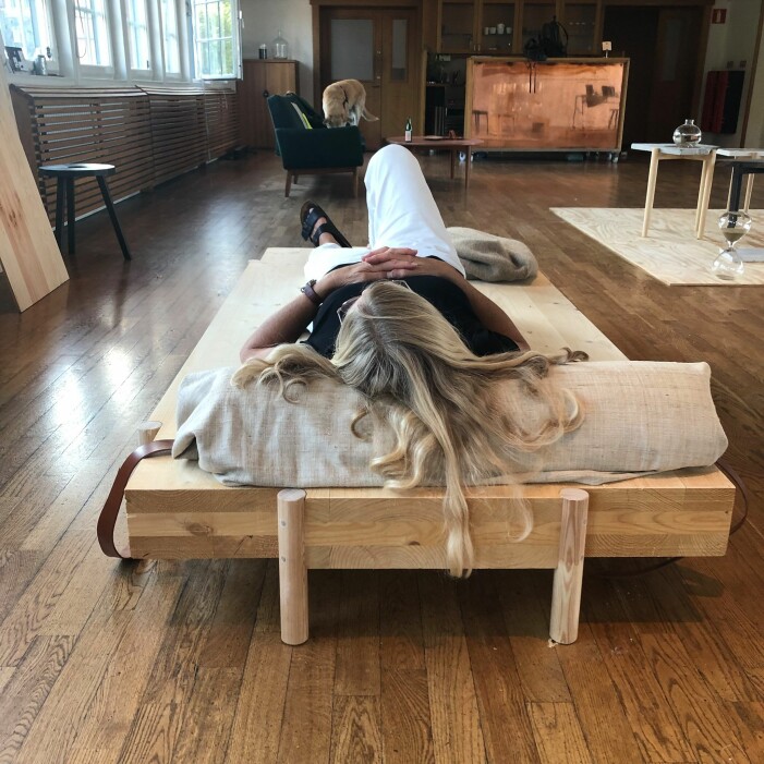 Marie-Louise Hellgren i sin egen upcycling-utställning på en dagbädd av spill. Marie-Louise Hellgren i sin egen upcycling-utställning på en dagbädd av spill.