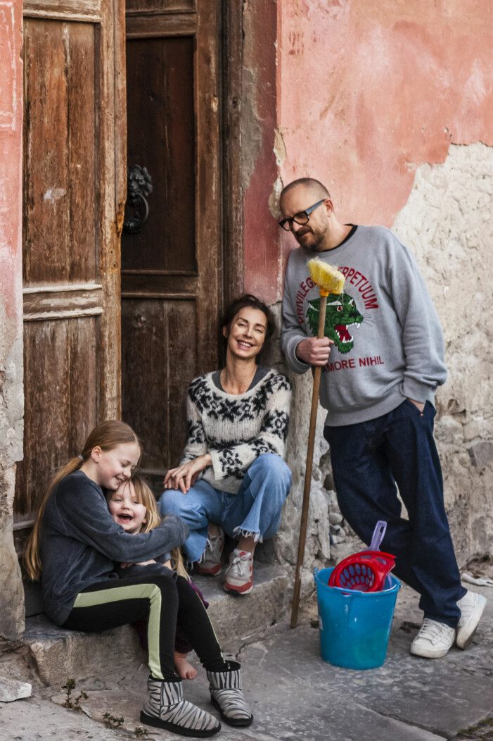 Familjen Olsson Nylander gick från sin lokala husdröm i Höganäs till ett storslaget drömprojekt på Sicilien. Foto: Mike Karlsson Lundgren/SVT. Marie Olsson Nylander och maken Bill med familj i Husdrömmar Sicilien
