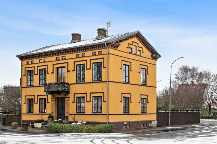 Huset sticker ut med sin putsade, varmgula fasad och sina vackra detaljer. Marie Olsson Nylanders hus i Höganäs