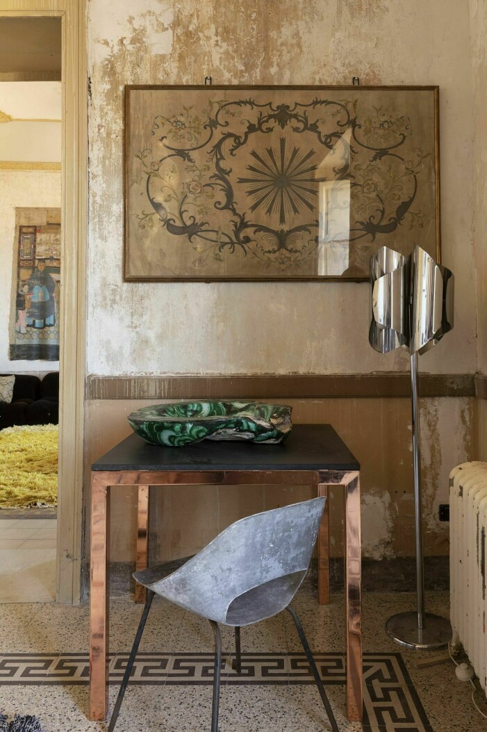 En hörna i den övre hallen är inredd med bord av Tom Dixon. Stol av Pierre Guariche och vintage golvlampa. Marie Olsson Nylanders magiska palats på Sicilien