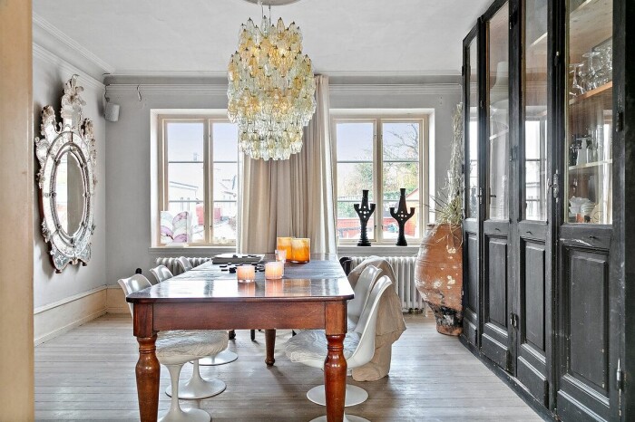 De spröjsade fönstren ger gott om ljus i hela hemmet, vilket reflekteras ytterligare av den stora spegeln i matsalen. marie olsson nylanders styling i villan