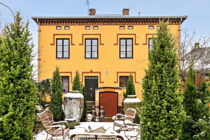 Bakom huset ligger en grönskande innergård. Marie Olsson Nylanders trädgård