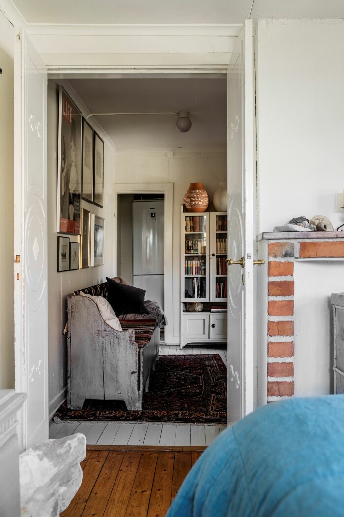 1700-talet är närvarande överallt. Åsa Larsson säljer sitt hus i Mariefred originaldetaljer dörrar trägolv