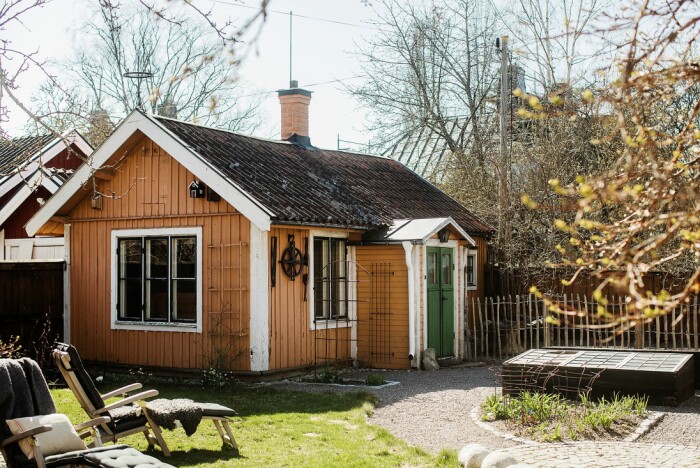 Trädgården är ritad av Ninna Lindström. Åsa Larsson säljer sitt hus i Mariefred trädgården
