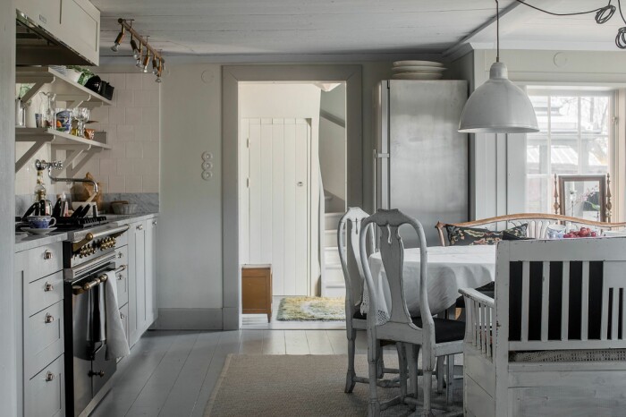 Åsa Larsson säljer sitt hus i Mariefred matbord kök