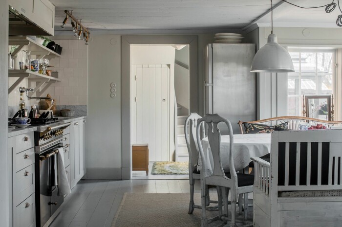 I det charmiga köket samlas man lätt många runt bordet. Åsa Larsson säljer sitt hus i Mariefred matbord kök