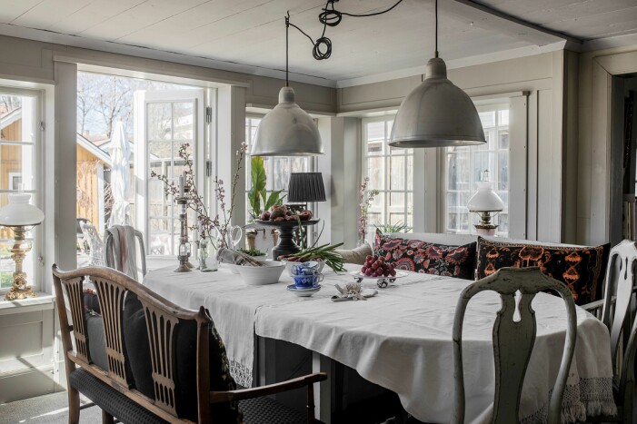 Hemmet är möblerat i lantlig stil med möbler från 1700-talet och mycket textil som gör det mycket ombonat. Åsa Larsson säljer sitt hus i Mariefred matbord