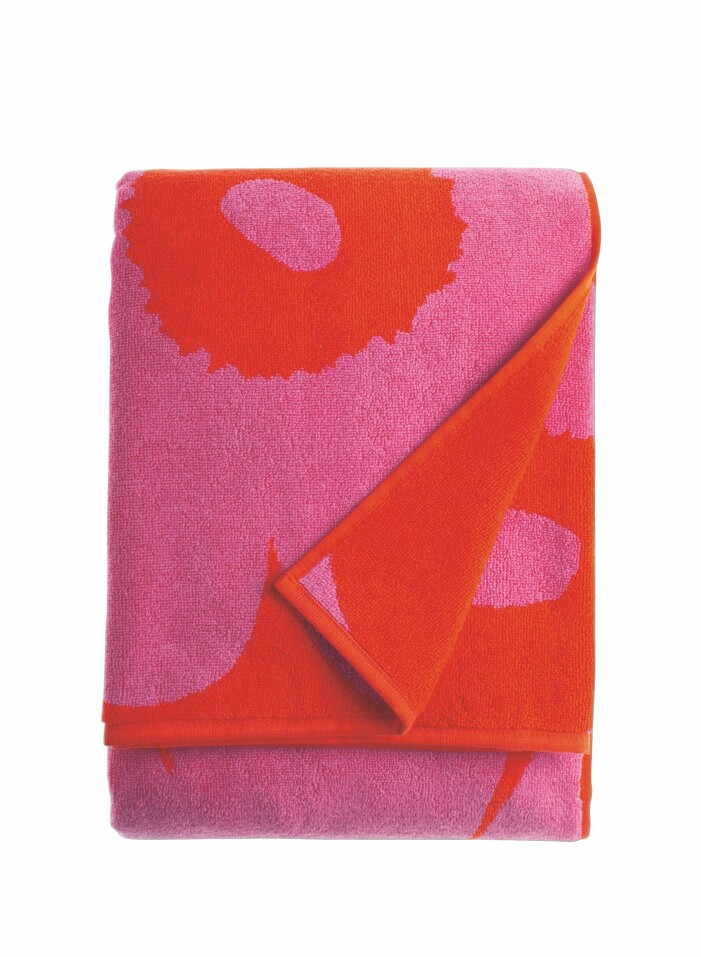 Gillar du <span class=" italic" data-lab-italic_desktop="italic">Unikko</span>? Kombinera den med gästhandduk och handduk från samma serie. Rödrosa badlakan från Marimekko