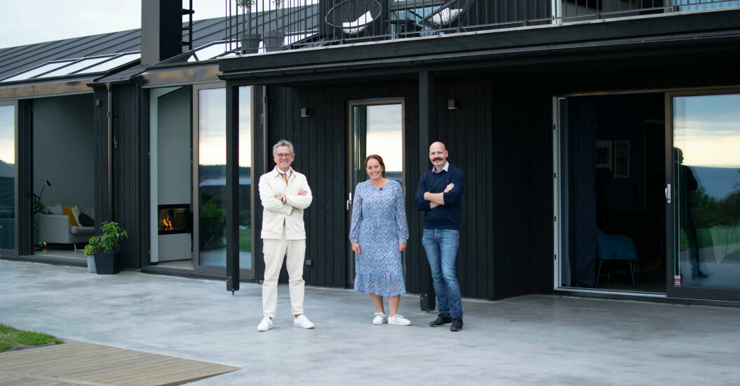 Mark Isitt och Teresa och Anders utanför sitt nybyggda Prefabhus som ligger direkt vid havet. Mark Isitt och Teresa och Anders framför sitt hus vid västkusten, grand designs