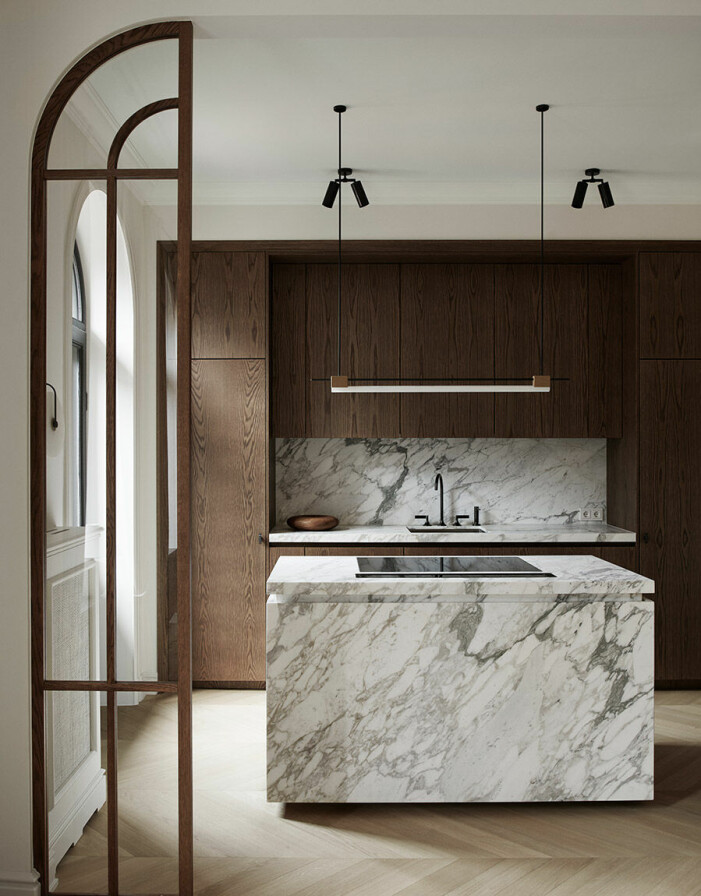 Exklusiv köksö i <span class=" italic" data-lab-italic_desktop="italic">Calacatta Vagli Oro</span>-marmor ger fina kontraster till mörkbrunbetsad ek. Köket är designat och platsbyggt av Nordiska kök. marmor och trä hos nordiska kök