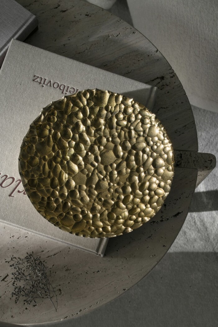 Det stora fatet i polerad mässing har en diameter på 35 cm och en prislapp på3 498:-. Det mindre, 24 cm, 1 998:-. Martin Bergströms nya mässingsfat för Skultuna.